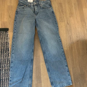 Nya baggy jeans HM - Helt omvända nya baggy jeans från H&M. Otroliga våriga och snygga! Passar 34 och 36