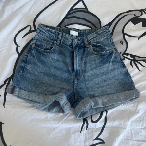 Blå jeansshorts från H&M - Snygga blå jeansshorts från H&M. Perfekta för sommardagar med en avslappnad stil. De är i storlek 36 och säljer för de inte passar mig. 