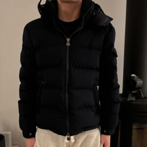 Moncler montgenvere navy blue - Moncler montgenevre navy blue. Cond 9/10 no flaws, size 1/s. Modell 184cm. Tags medföljer, endast seriösa köpare tack!