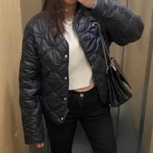 Mango jacka  - Säljer min populära eftertraktade  quiltad jacka från Mango. Jackan har en normal passform och långa ärmar, perfekt för höst och vår. Strl S  slutsåld på hemsidan 💓