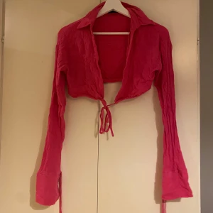 Prettylittlethings crop top - Storlek S använt 1 gång