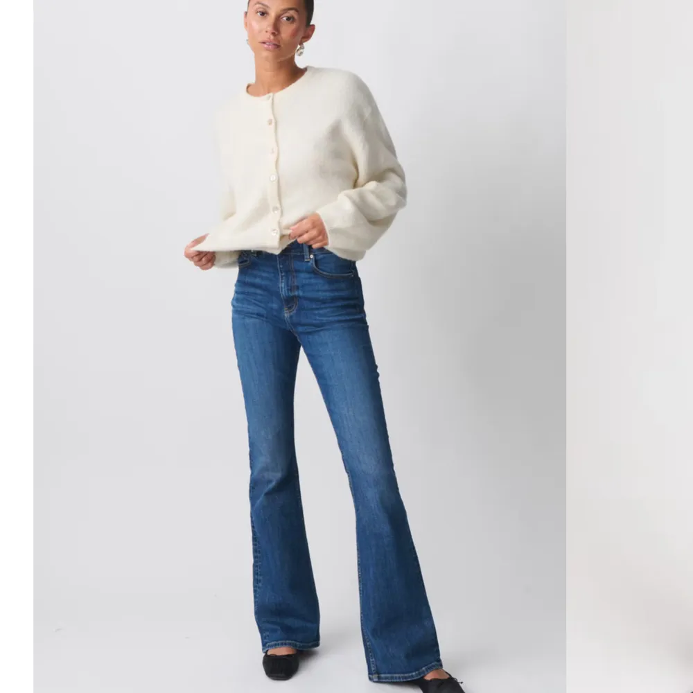 Snygga blå bootcut jeans, midwaist. Sitter helt perfekt på mig som är 164. . Farkut & Housut.