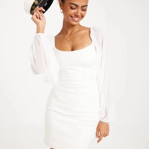 Perfekt studentklänning - Student/avslutningsklänning från Nelly. ”My corset dress” artikelnummer: 239100-0001. Klänningen är endast använd en gång, inga missfärgningar eller defekter, dragkedja i ryggen som fungerar utmärkt. Lite rynkig men lätt åtgärdat med strykjärn 🥰