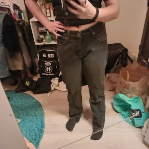 Svarta jeans - Snygga svarta jeans med en klassisk design. De har en rak passform och är perfekta för en avslappnad stil. Jeansen har en knapp och dragkedja framtill.