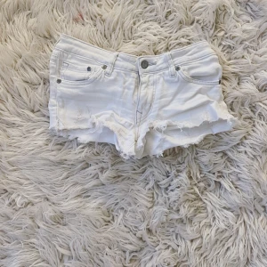 Lågmidjade vita shorts - 💞SÄLJER OCKSÅ ETT PAR LIKNANDE FAST BLÅ (MAN KAN KÖPA BÅDA FÖR 250) KOLLA INNAN DU TRYCKER PÅ KÖP NU IFALL DEN ANNONSEN ÄR SÅLD!!💞Världens finaste lågmidjade väldigt stretchiga vita shorts som är köpta second hand! De liknar de från one teaspoon väldigt mycket! Skriv gärna ifall du har frågor eller vill ge ett pris förslag💞💞
