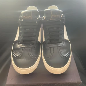 Valentino flycrew - Tja! Säljer nu mina valentino flycrew i storlek 39,5 skick 10/10 använda 3 gånger skorna passar mig som har 40,5 i storlek  box ingår, pris kan diskuteras 😁