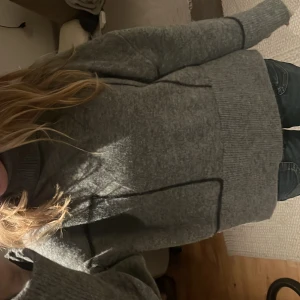 Grå stickad med polokrage - Mysig grå stickad med polokrage, aldrig använd💗