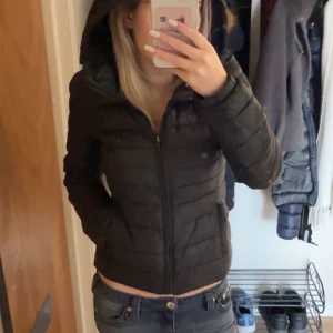 Jacka - Snygg svart jacka med dragkedja och huva. Kommer tyvärr inte till användning längre. Den är i väldigt bra skick. Inga defekter eller liknande, Skriv för fler frågor!!💕