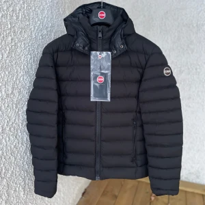 Colmar jacka - | Säljer nu en sprillans ny colmar jacka i strlk 48, M/S | Den är mattsvart med en skön fodring inuti | Nypris är ca 6000kr, vårat pris 2599kr | Jackan är aldrig använd | Kom med frågor, pris är ej hugget i sten | Modellen är 178 cm lång |