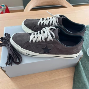 Converse One Star Pro - Converse one star pro i storlek 43 i nubuck. Skorna är i bra skick och knappt använda. Extra snören och låda ingår