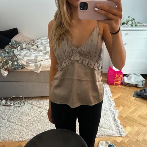 Satinlinne - Beige satinlinne med volangdetaljer från nakd storlek S i nyskick 