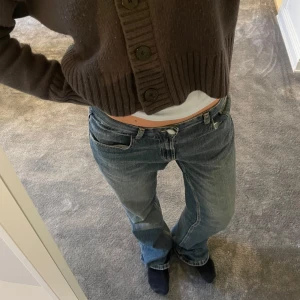 Blå jeans med låg midja - Säljer ett par klassiska blå jeans med låg/mellan midja och en avslappnad passform.  Perfekta för skolan/middag! Snygg passform och färg. Inga defekter alls. HAR INGA MÅTTSTOCK SÅ VET EJ MÅTT