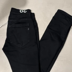 Dondup jeans - Dondup jeans i bra skick aldrig använd. Model George färg svart. Bara att skriva vid minsta lilla fundering.