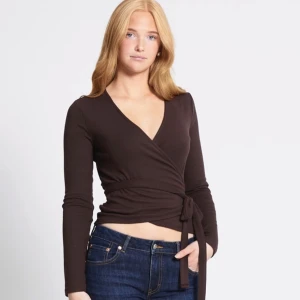 Brun omlottopp - Säljer denna bruna omlott toppen helt oanvänd med lapparna kvar då jag köpt en annan storlek🙌🏼💞