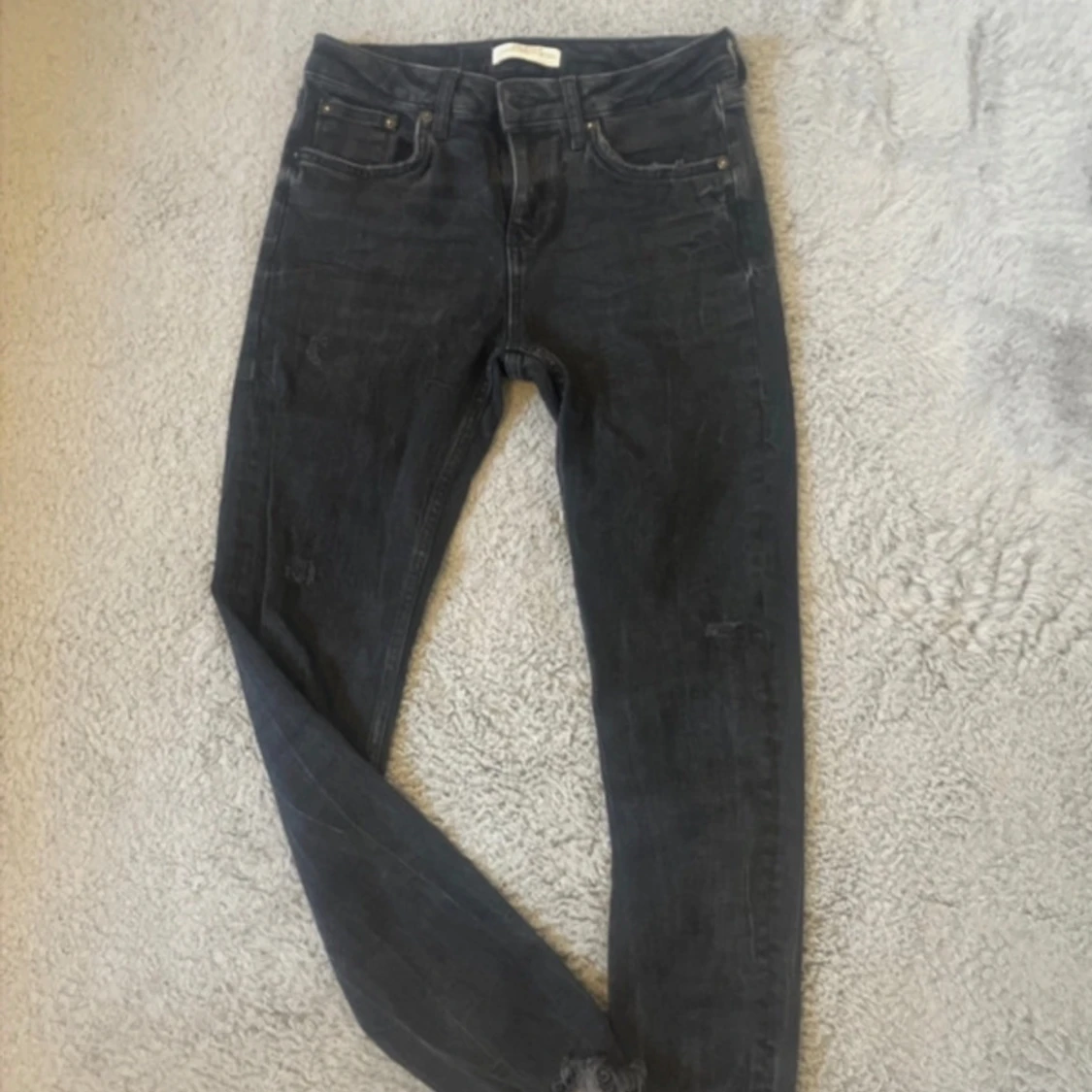 Mörkgråa lågmidjade jeans