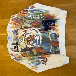 Sweatshirt från Billionaire Boys Club - Säljer en tröja från Billionaire Boys Club, tröjan sitter oversized så passar för dig med storlekar S,M,L. Skick 10/10 helt ny använd två tre gånger!