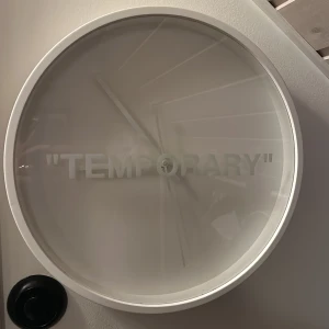 Virgil Abloh x Ikea klocka - Stilren vit väggklocka med texten 'TEMPORARY' på urtavlan. Klockan är från Virgil abloh (Off-white) och Ikeas kollaboration som de gjorde tillsammans. Klockan är i utmärkt skick, säljer den då jag snart ska flytta hemifrån. Skriv gärna vid frågor eller om mer foton önskas. 