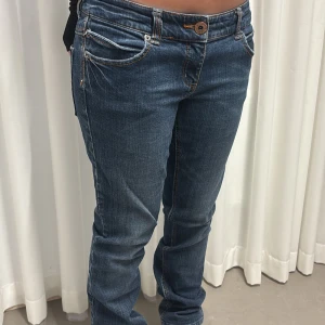 Lågmidjade bootcut jeans - Sjukt snygga och unika jeans med märket Yeans Plenas!!🪩 midjemått 42cm innerbenslängd 81cm