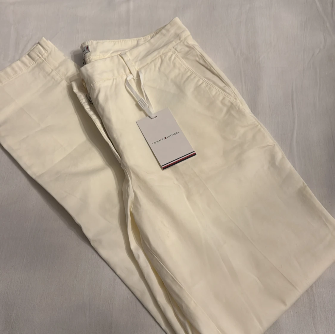 Vita kostymbyxor från Tommy Hilfiger