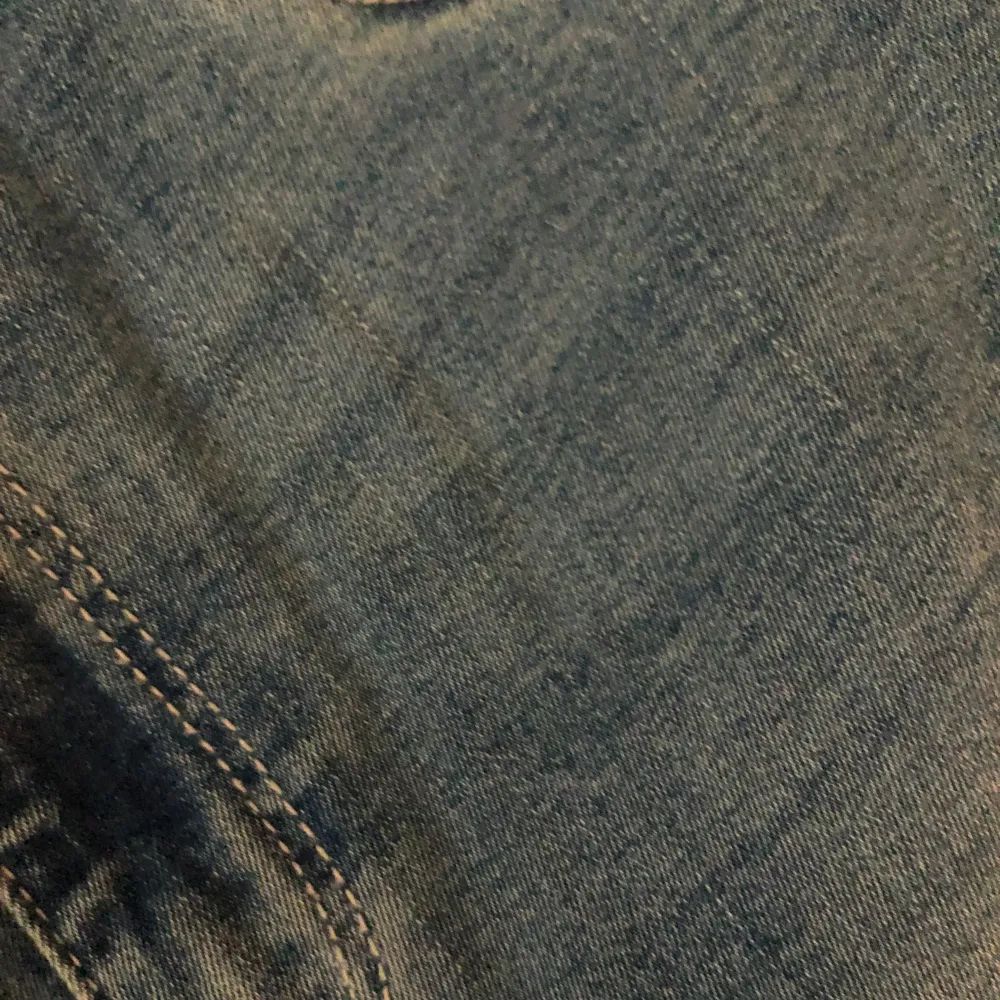 Superstretchiga skinny jeans i färgen tinted blue med hög midja. Jeansen är blåa och har figurnära, bekväm passform med smala ben. De har dragkedjegylf, fuskfickor fram och riktiga bakfickor. . Farkut & Housut.