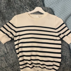 Randig trekvarts tröja💕🙌 - Säljer denna trekvarts tröjan som jag inte använder längre!💕🫶🏼 Den är i bra skick och är använd typ 3 gånger, hoppas ni gillar den.💕🙏