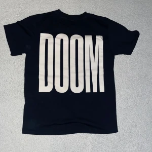 MF DOOM T-Shirt - Svart MF DOOM T-Shirt