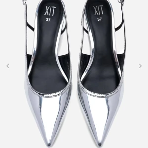 Silvriga pumps från XIT - Snygga silvriga pumps från XIT som jag fick i julklapp men som jag tyvärr inte tycker om. Aldrig använda och har även prislappen kvar.