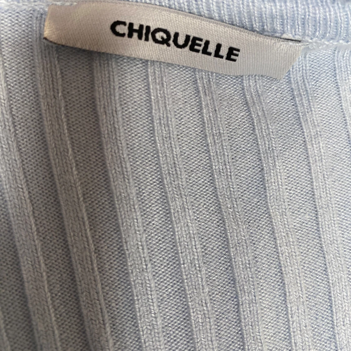 Ljusblå ribbad topp från Chiquelle - 92