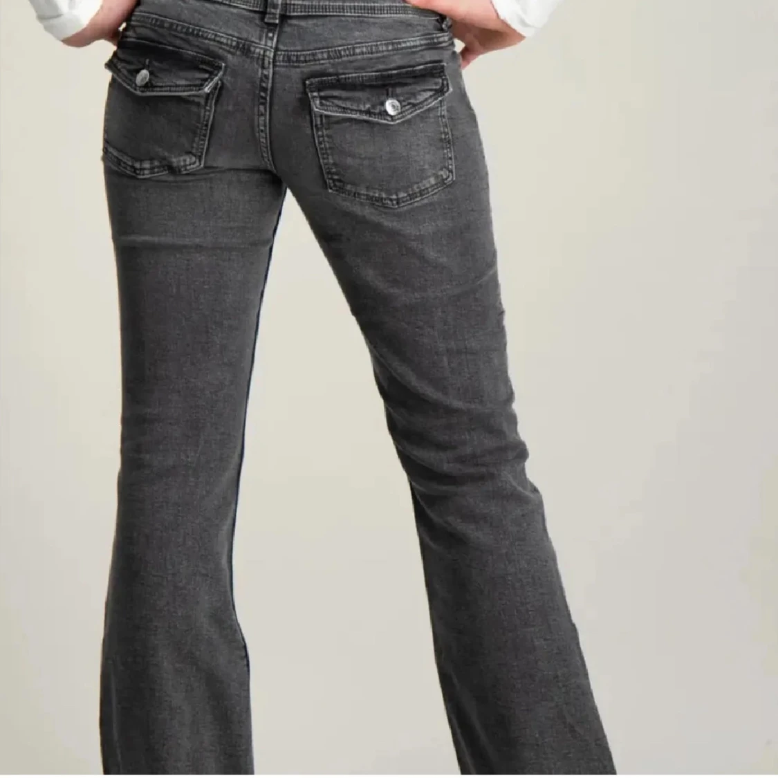 Grå jeans med bootcut från Gina Young  - 91