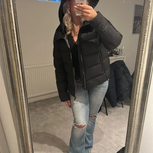 Svart jacka från Colmar - Säljer en snygg svart pufferjacka från Colmar. Jackan har en dragkedja framtill och en luva. Den är nästintill helt ny och köpt för 6000kr. 