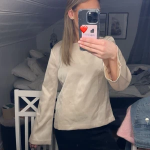 Beige långärmad topp🐆🤍🤩 - Säljer en stilren beige långärmad topp med dragkedja i ryggen. Perfekt för en elegant och minimalistisk look. Toppen har en normal passform och är tillverkad i ett mjukt material.🤩🤩