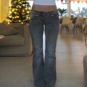 Grå bootcut jeans - Snygga gråa lågmidjade jeans. Jättefina men dem kommer inte till användning💞Midjemåttet är 35 och innerbenslängden är ca 71 cm. Använd gärna köp nu knappen och hör av dig vid frågor🥰