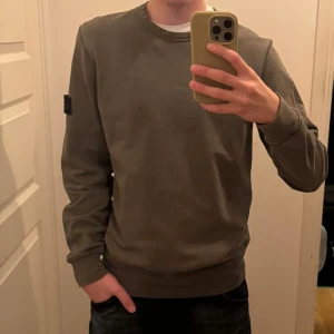 Stone Island tröja - Säljer en stilren grön tröja från Stone island|| Tröjan är i storlek S|| Tröjan är i nyskick och endast använd ett fåtal gånger|| priset ä så lågt som 950 kr|| tveka inte att höra av er vid frågor eller funderingar Mvh Linus 