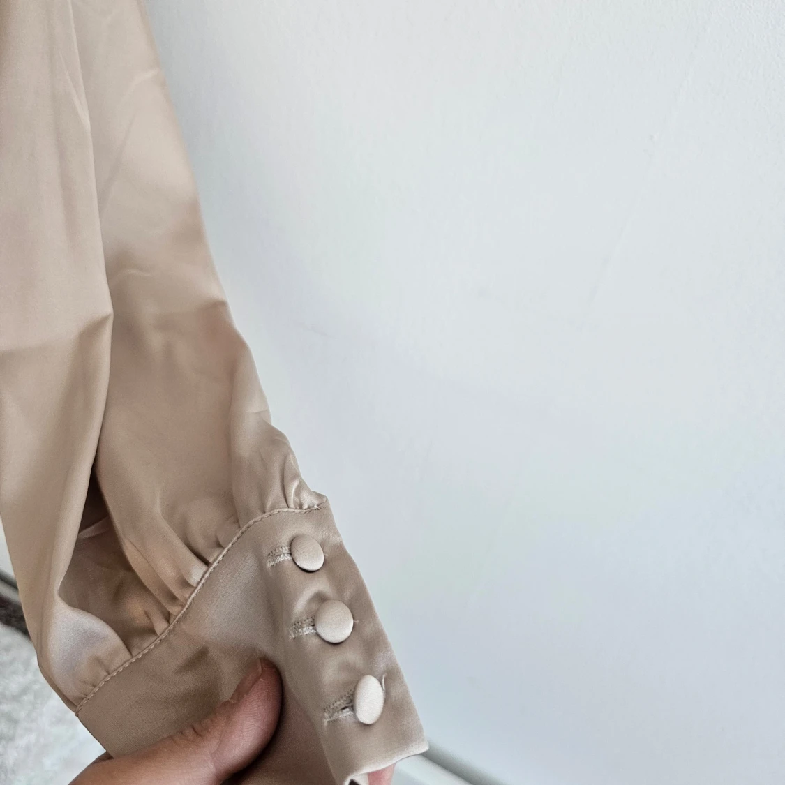 Satinblus i creme färg - 91