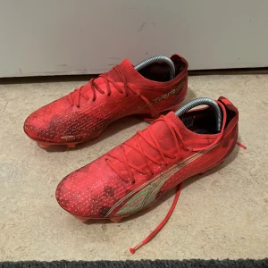 Puma Fotbollskor  - Säljer mina puma fotbollsskor i storlek 42, de är sparsamt använda och har inga defekter. Dem är bara smutsiga på skosnörena annars är dem som nya. Dobbarna är inte slitna. Skriv till mig om du har några frågor:) 