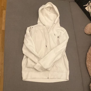 Ralph lauren - Säljer de här sättet jätte bra kvalité perfect till vintern och alla andra års tider riktigt skön och sitter väldigt bra!👍 PRIS KAN DISKUTERAS!!!!!!