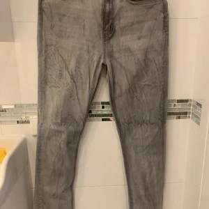 Grå jeans från Perfect Jeans - Snygga grå jeans från Perfect Jeans i storlek 36. De har en klassisk femficksdesign och en stilren look. Perfekta för en avslappnad stil.