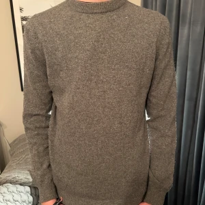Grå stickad tröja  - Grå stickad från Zara, sjukt najs passar till allt. Storlek S!