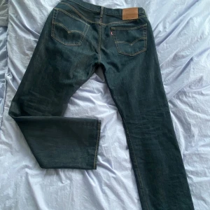 Levi’s 501 jeans - Snygga mörkblå Levi’s 501. Mycket bra skick. Storlek 36/32 men sitter som 34/32. Jag är 187 och 85 kilo som referens