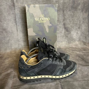 Valentino rockrunners - Säljer dessa feta Valentino rockrunners med nitar. Skicket är bra och storleken på skon är 45 fast lutar mer mot 44. Inget og medföljer🙌