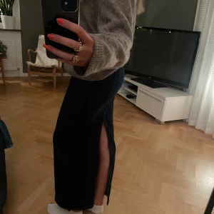 Zara jeanskjol - SÅ snygg och trendig jeanskjol från Zara som inte säljs längre men tyvärr blivit för liten för mig💘