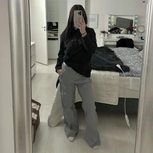 Ljusgråa baggy byxor - Snygga grå byxor med en loose passform i midjan och vida ben. Helt oanvända. Perfekta om du gillar streetwear!