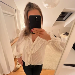 Trendig blus - Blus från zara, jättefint skick😻😻