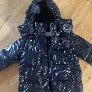 Glansig jacka  - Calvin klein jacka i glansigt material, säljer då den inte kommer till andvändning längre💕Den är i storlek Xs men passar även S.