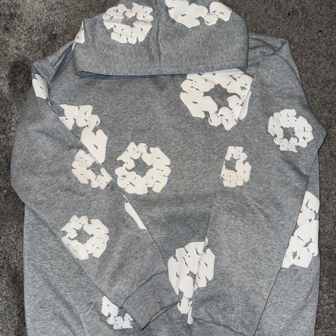 Grå hoodie med vita blommor