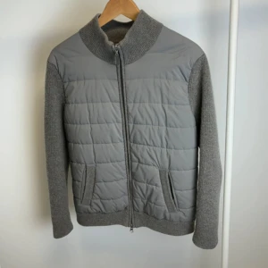 Gran sasso cardigan  - Säljer en sjukt snygg gran sasso Cardigan i storlek 50 (passar S/M), cond 9/10 knappt använd!