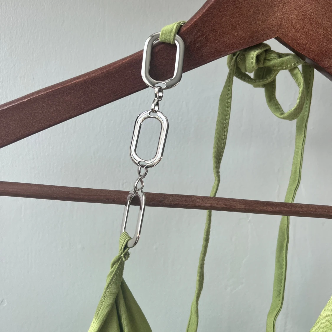 Grön axelbandslös topp med kedjedetaljer - 27