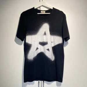 Acne Studios Grafity Star Tee - Hej, säljer en sjukt snygg t-shirt från Acne Studios med grafity tryck. Storlek L men passar även M. Slutsåld och sällsynt. Nypris 2200kr. Välanvänd men i fint skick. Stilsäker och passar till allt. Pris kan diskuteras. Hörs i DM! 