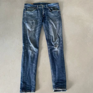 Dondup jeans George  - Säljer nu mina otroligt snygga dondup jeans.  Byxorna är i den snygga och trendiga modellen George. Jeansen är i blå färg och passar perfekt inför hösten. Jeansen är i väldigt bra skick.