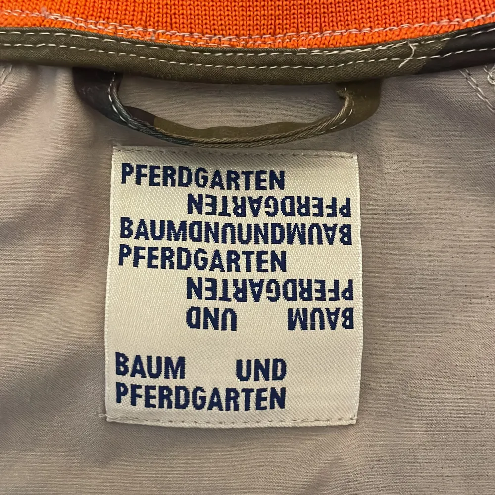 Väldigt söt kammoflage jacka med volanger från baum und pferdgarten, köpt på weekdays secondhand för ca 900. Säljer pga att den är lite för kort på mig (jae 180), annars är den knappt använd och i jättebra skick, medela om frågor. Diskuterbart pris.. Jackor.